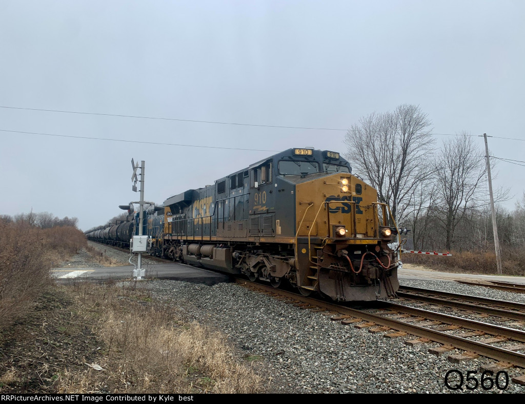 CSX 910 on Q560